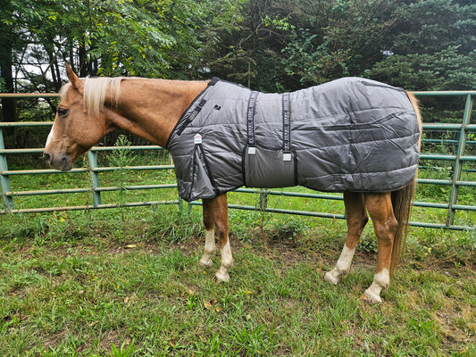 Derby Originals Nordic-Tough 420D Reflective Winter Horse Stable Blanket – Closed Front, 200g Insulated, Medium Weight for Cold Weather Protection